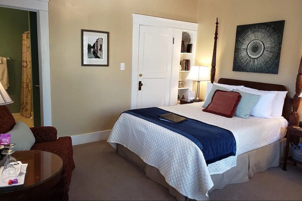 Bedroom 2 7-Day Aspiring Artist All-inclusive Retreat in Oregon US