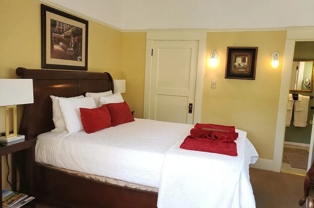 Bedroom 3 7-Day Aspiring Artist All-inclusive Retreat in Oregon US