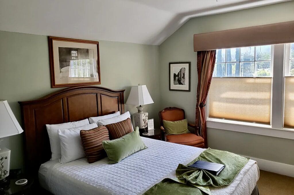 Bedroom 7-Day Aspiring Artist All-inclusive Retreat in Oregon US