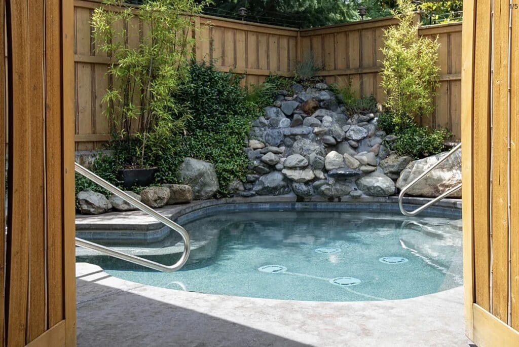 Pool 7-Day Aspiring Artist All-inclusive Retreat in Oregon US