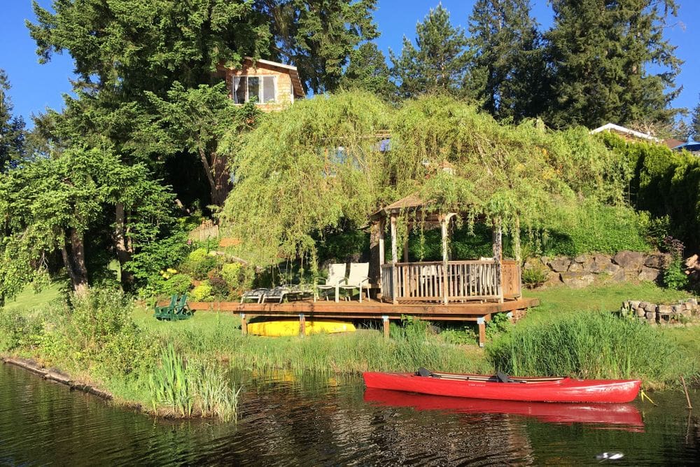 Deck 3 Day Cottage Lake B&B Spiritual Retreat in Woodinville, USA